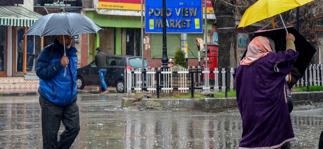 Snow, rains back in Kashmir as the dip in temperature visible Snow, rains back in Kashmir as the dip in temperature visible