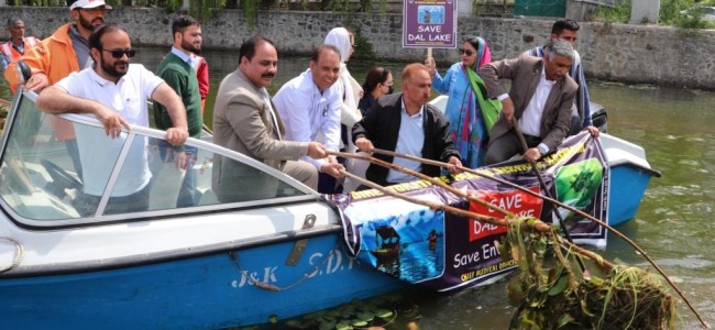 ATHWAS: Director Health Services Kashmir initiates cleanliness drive of Dal Lake on 15th day ATHWAS: Director Health Services Kashmir initiates cleanliness drive of Dal Lake on 15th day