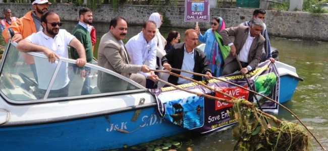 ATHWAS: Director Health Services Kashmir initiates cleanliness drive of Dal Lake on 15th day