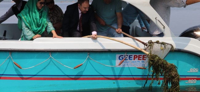 VC, IUST participates in deweeding of Dal Lake VC, IUST participates in deweeding of Dal Lake