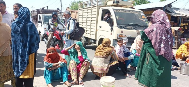 Srandoo residents block Kulgam—Anantnag road, demand drinking water Srandoo residents block Kulgam—Anantnag road, demand drinking water