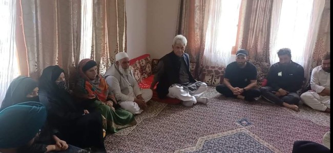 LG Sinha visits slain cop’s family at Uri LG Sinha visits slain cop’s family at Uri