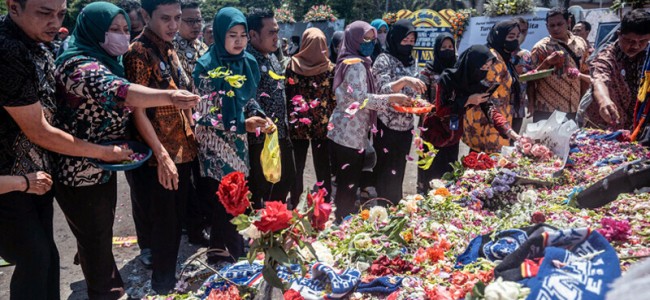 Indonesia probes elite officers over stadium stampede