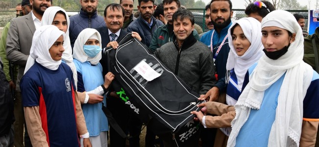 Advisor Bhatnagar tours Ganderbal, participates in B2V4 programme Advisor Bhatnagar tours Ganderbal, participates in B2V4 programme