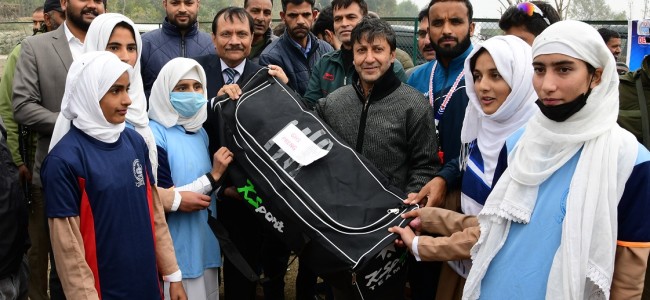 Advisor Bhatnagar tours Ganderbal, participates in B2V4 programme