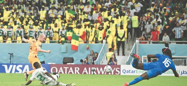 Netherlands strike late to beat Senegal Netherlands strike late to beat Senegal