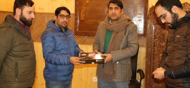 DC Srinagar hands over 85 Tablets to Patwaris & Girdawars