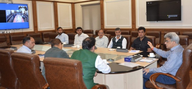 Atal Dulloo asks for priority movement of fertilizers, fruit laden trucks in, out of Kashmir Atal Dulloo asks for priority movement of fertilizers, fruit laden trucks in, out of Kashmir
