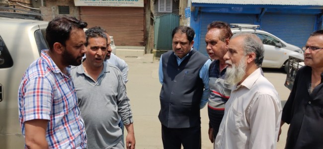 Dy. Mayor SMC visits Khanqah Moula & Kalashpora Srinagar; reviews status of ongoing macadamization