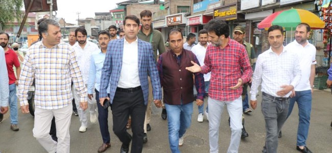 DC Srinagar visits Shahr-e-Khaas to assess the feasibility of establishing a Sunday market to create self-employment opportunities
