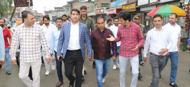 DC Srinagar visits Shahr-e-Khaas to assess the feasibility of establishing a Sunday market to create self-employment opportunities DC Srinagar visits Shahr-e-Khaas to assess the feasibility of establishing a Sunday market to create self-employment opportunities