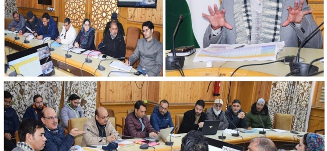 Div Com reviews post-snowfall situation in Kashmir Div Com reviews post-snowfall situation in Kashmir