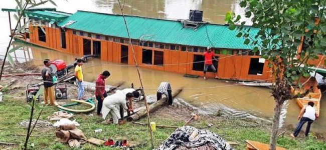 Gusty Winds: Tourism Dept, Houseboat Association Rescue, Transport Stranded Tourists From Houseboats Gusty Winds: Tourism Dept, Houseboat Association Rescue, Transport Stranded Tourists From Houseboats