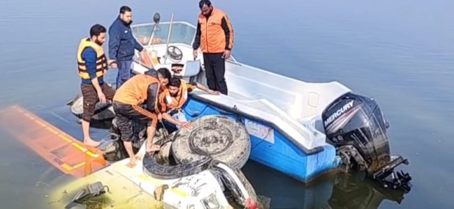 Driver Tariq Ahmad Khatana From Kangan dies as tipper plunges into Dal Lake srinagar Driver Tariq Ahmad Khatana From Kangan dies as tipper plunges into Dal Lake srinagar