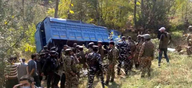 Truck Carrying CRPF Personnel Skids Off Road In J&K’s Budgam, 12 Injured Truck Carrying CRPF Personnel Skids Off Road In J&K’s Budgam, 12 Injured